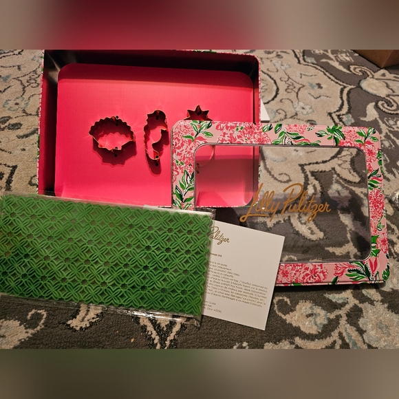 G.W.P. Lilly Pulitzer Cookie Exchange Box Tin Cookie Cutters Cookie Bags 💚💗 - Picture 4 of 4
